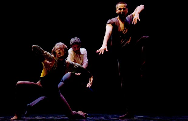 Immanence-(Andonis-Foniadakis)---danseurs-Gr+®goire-Daujean,-Alexandre-Van-Hoorde-et-Thomas-Hinterberger---photo-Je Immanence-(Andonis-Foniadakis)---danseurs-Gr+®goire-Daujean,-Alexandre-Van-Hoorde-et-Thomas-Hinterberger---photo-Je